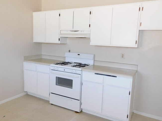 Building Photo - 4BD/2BA In La Mirage. Large Backyard!