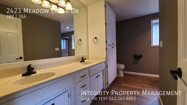 Building Photo - 2423 Meadow Creek Dr