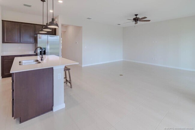 Building Photo - 861 SE Courances Dr