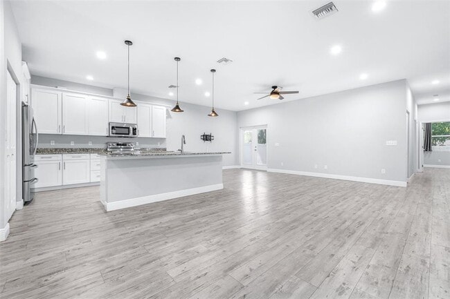 Building Photo - 1505 E North Bay St