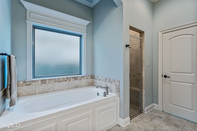 Building Photo - Beautiful 3 Bed 2 Bath Home Right Off of S...