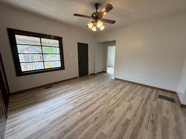 Building Photo - **Move in Ready** 3 bedroom close to downtown!