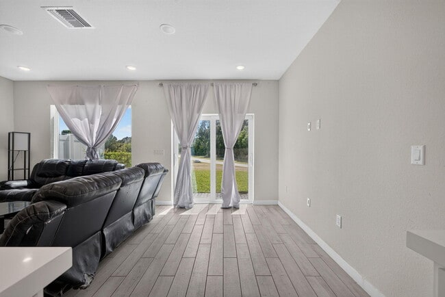 Building Photo - 608 Waters Edge Ln