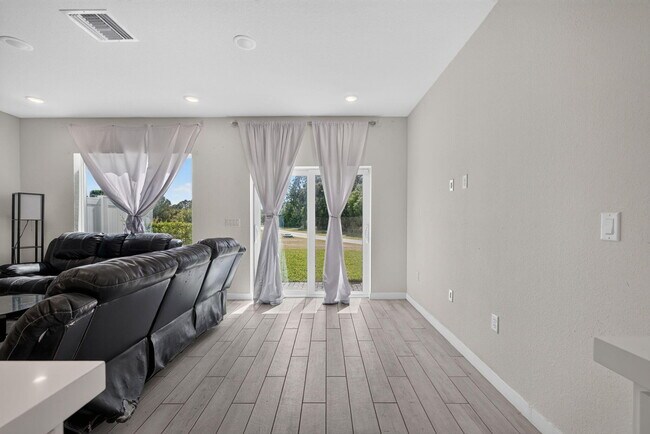 Building Photo - 608 Waters Edge Ln