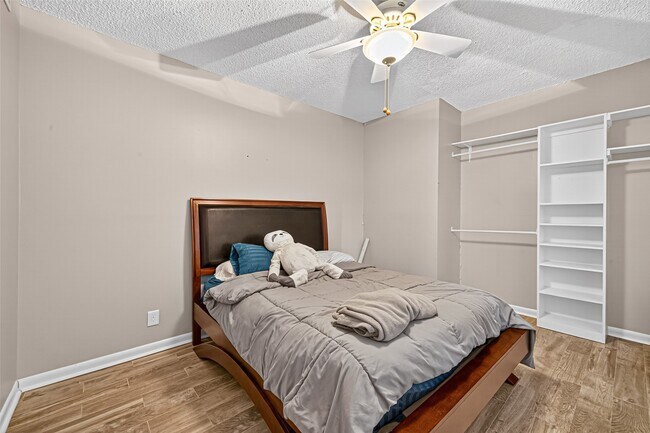 Building Photo - 7655 S Braeswood Blvd