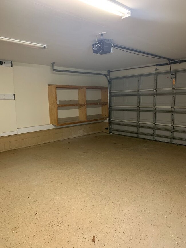 Building Photo - 3 Bedroom 2 Bath Home in Manteo Available ...
