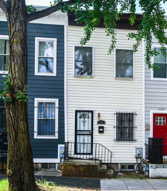 Building Photo - 1651 Gales St NE
