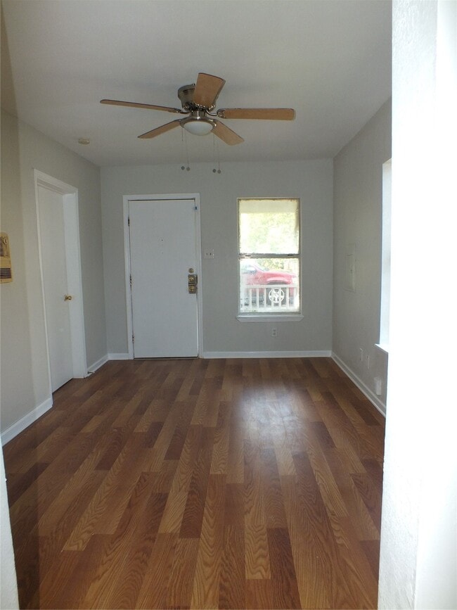 Building Photo - 1706 Wipprecht St