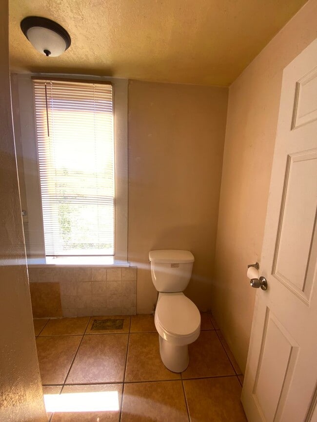 Building Photo - 2 bedroom, 1 bathroom house, fenced yard, ...