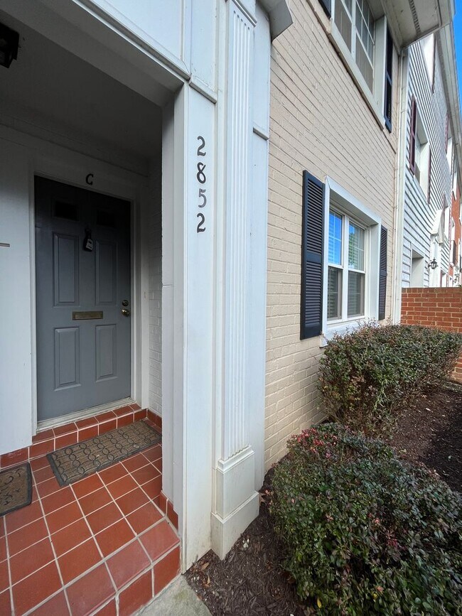 Building Photo - 2852C S Wakefield St