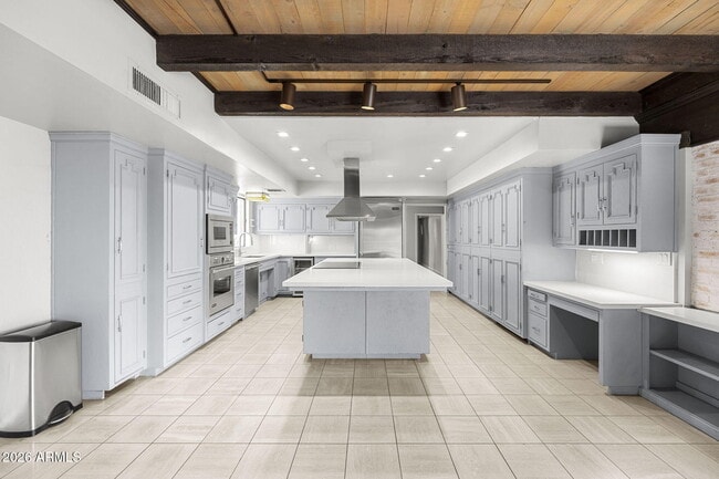 Building Photo - 6900 N Highlands Dr