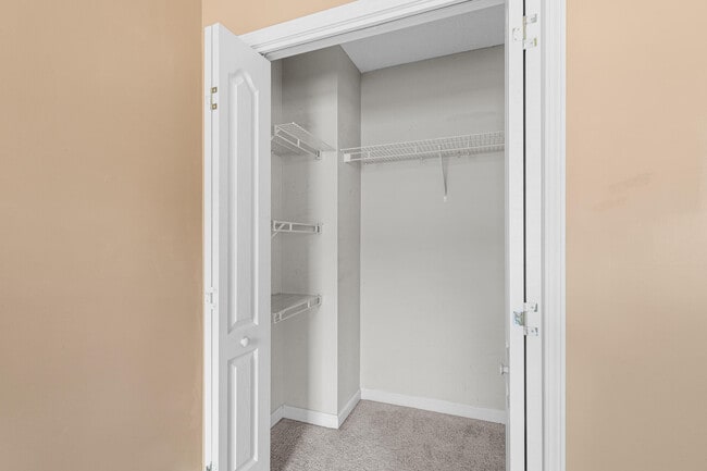 Building Photo - 2496 Lakeview Dr S