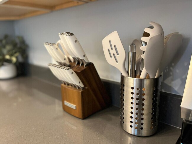 Building Photo - 501 W 9th St