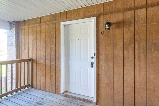 Building Photo - Renovated Two Bedroom Outside Gate 1!