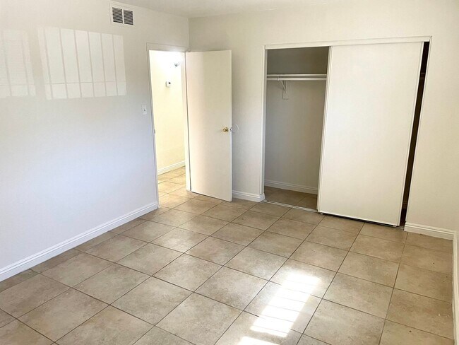 Building Photo - 3351 Brussels St