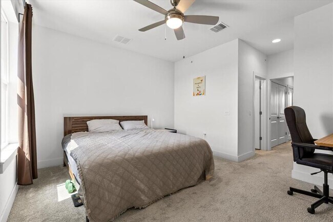 Building Photo - 2516 Simond Ave