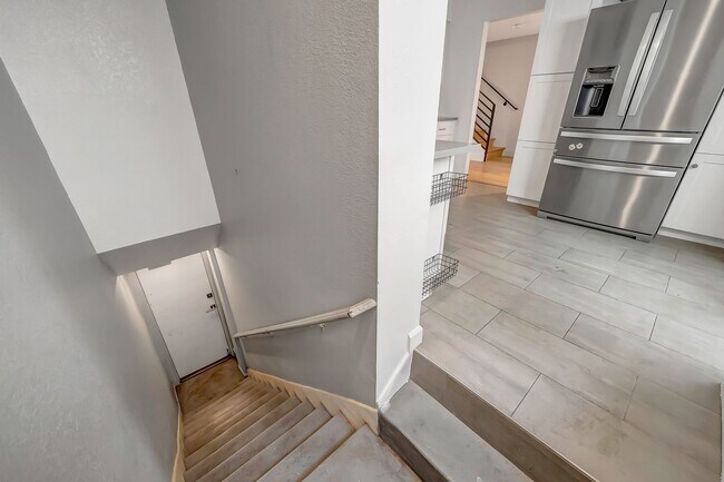 Building Photo - 4424 Coldwater Canyon Ave