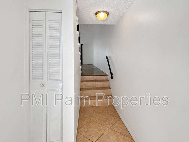 Building Photo - 390 Golfview Rd