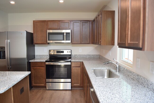Building Photo - Modern 3-Bedroom Townhome in Desirable Bear Park
