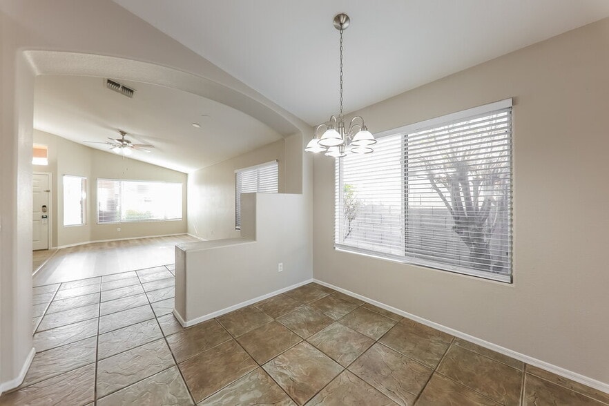 Building Photo - 8228 W Behrend Dr