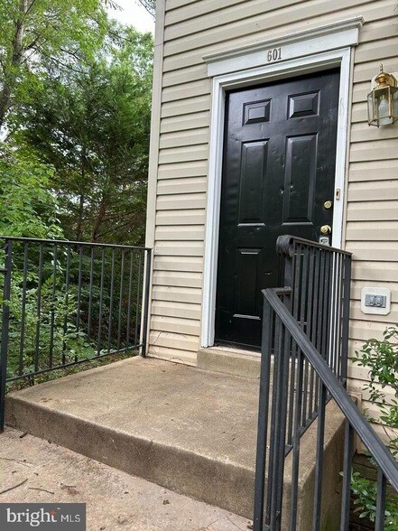 Building Photo - 601 Meadowbrook Dr