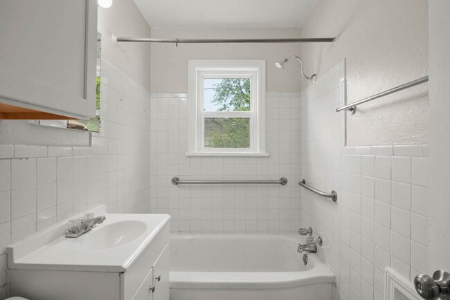 Building Photo - Babb Dr Duplex