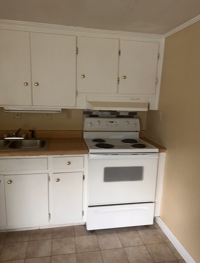 Building Photo - 3 Bed/1 Bath House UNDER RENOVATIONS