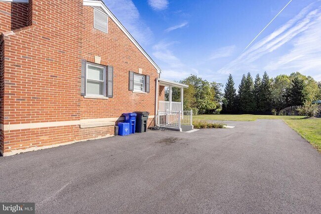 Building Photo - 21411 Montgomery Ave