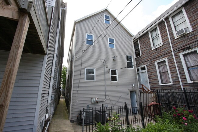 Building Photo - 1721 N Artesian Ave