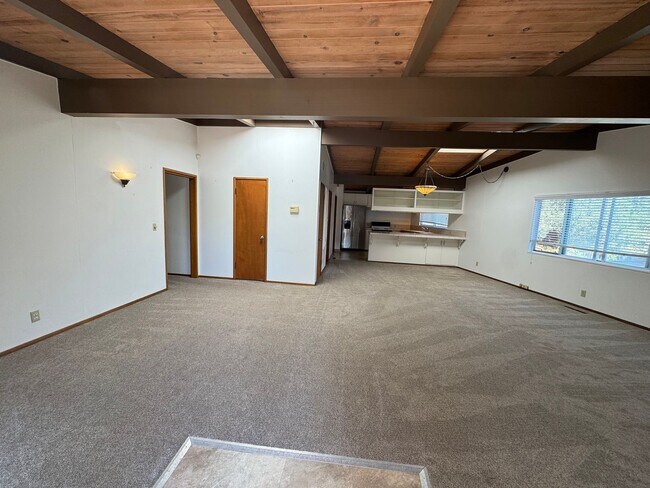 Building Photo - 611 Clubhouse Dr