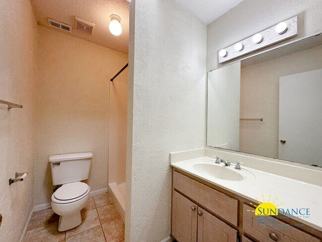Building Photo - Adorable 2 Bedroom with New Flooring in FWB!