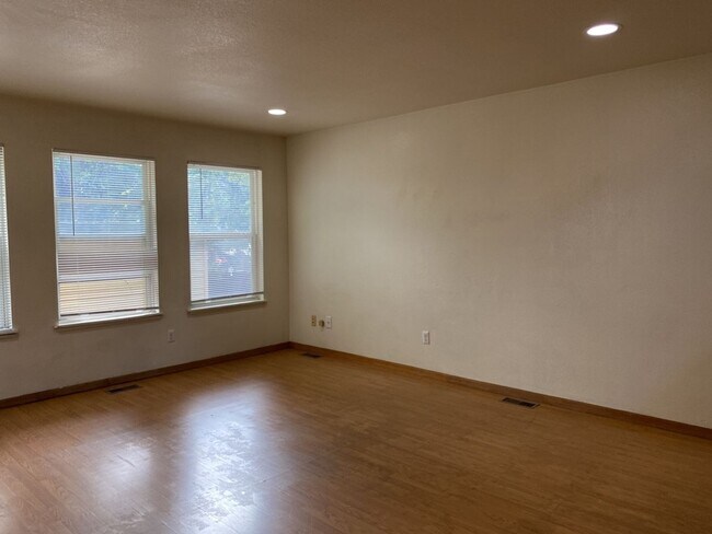 Building Photo - STUDENTS WELCOME! Single-Family Home Walking Distance to CSU!
