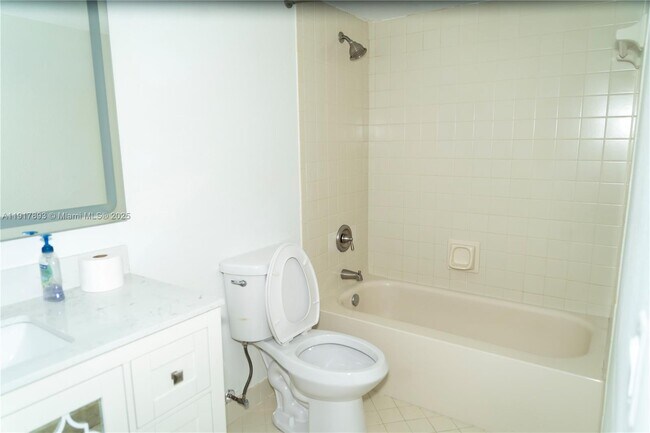 Building Photo - 105 Lake Emerald Dr