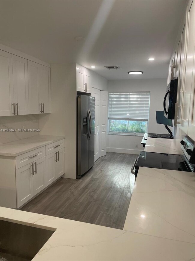 Building Photo - 4136 Pine Ridge Ln