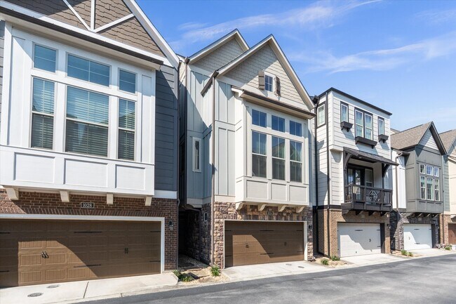 Building Photo - 1024 Moorewood Ln S E