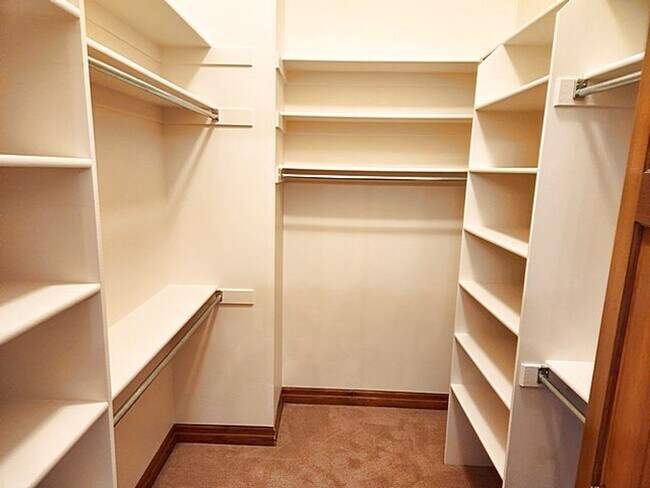 Building Photo - Beautiful Ranch Place Home