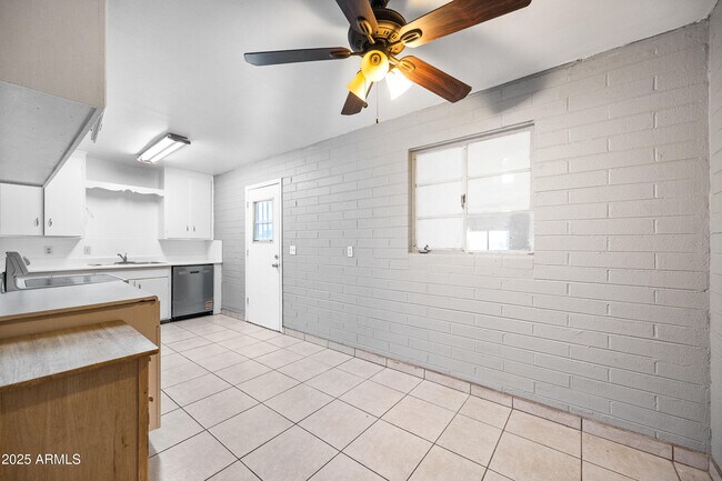 Building Photo - 2057 E 10th St