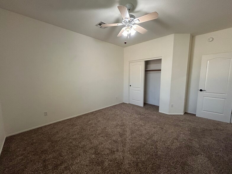 Building Photo - 9885 S La Rosa Dr