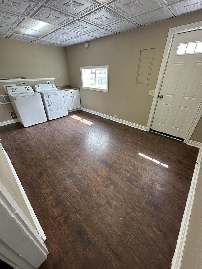 Building Photo - 708 4th Ave S