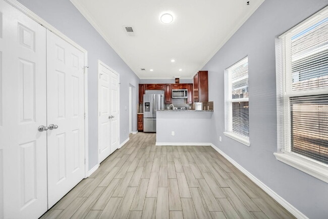 Building Photo - Welcome to this charming Craftsman-style residence nestled in the serene community of Lake Conroe...