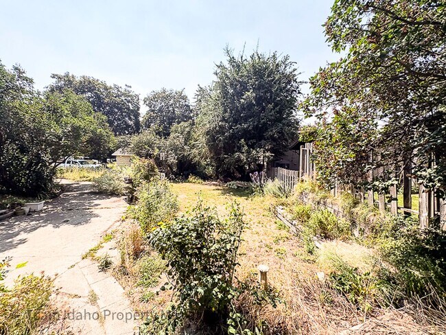 Building Photo - Darling Single Family Home on a Large Corner Lot