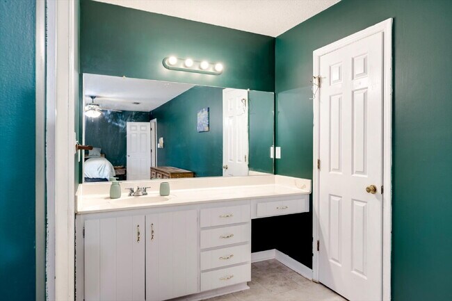 Building Photo - Fully Furnished Home