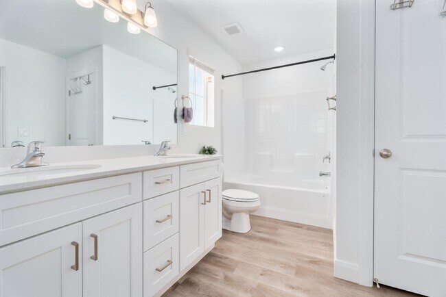 Master bathroom - 484 W Greenstone Pl