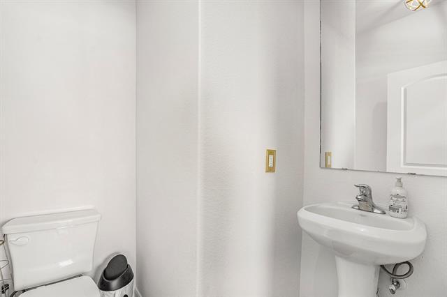Building Photo - 921 Primrose Dr