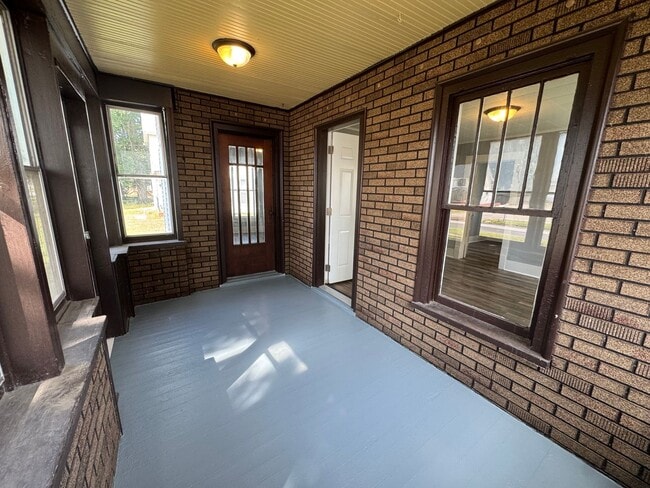 Building Photo - For Rent – 4 Bedroom Home in Moline (Hamil...