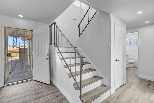 Building Photo - 2040 E 5th St