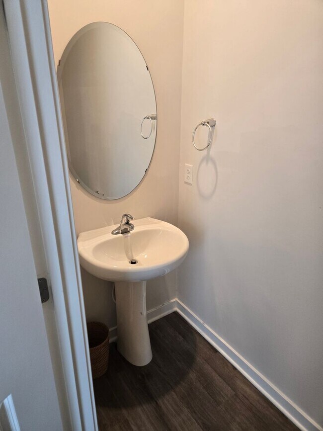 Building Photo - Beautiful Townhome in La Plata
