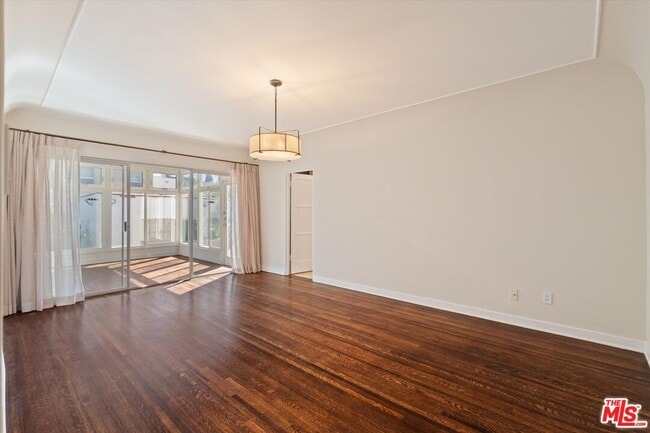 Building Photo - 208 S Rodeo Dr