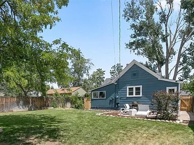 Building Photo - Charming 2 Bed 2 Bath house with Basement flex room in the heart of Englewood!