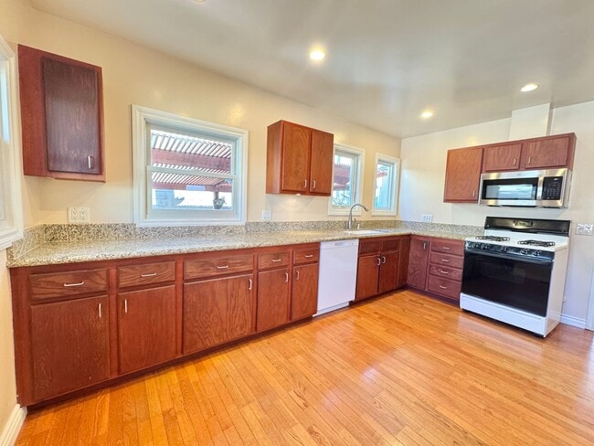 Building Photo - Naples Island Gem!